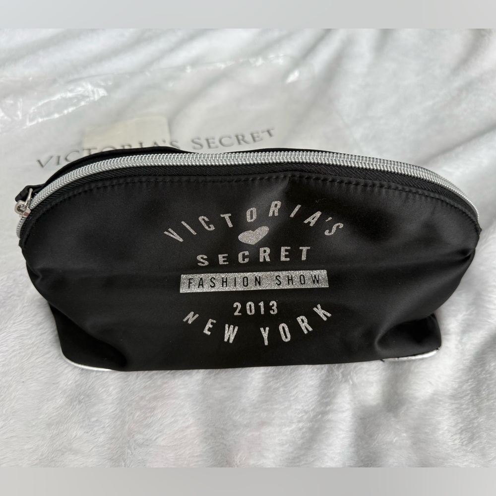 NWT Victoria's Secret Black Cosmetic Bag with Brush Set